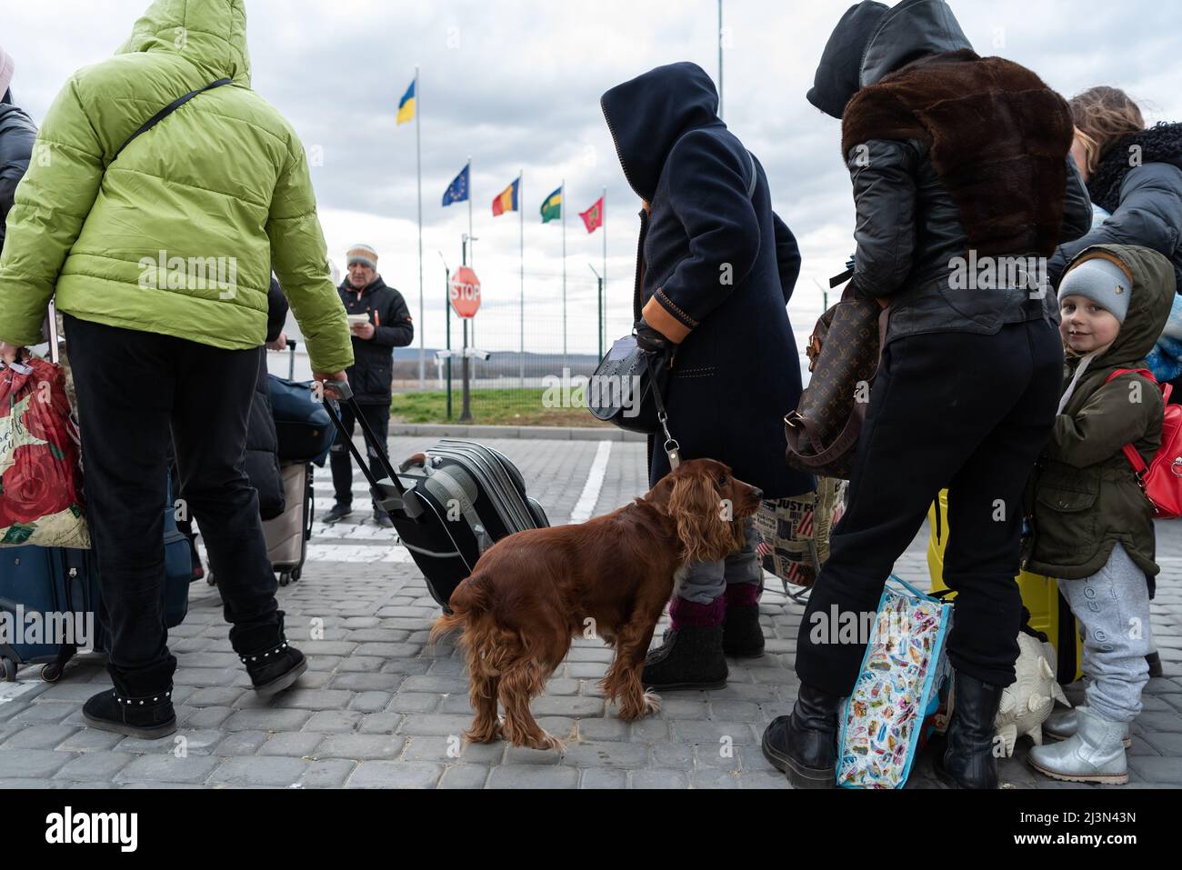 Ukrainische Flüchtlinge, die an der Grenzstation von Poromna Pereprava in der Ukraine ankommen, 27. Februar 2022. Stockfoto