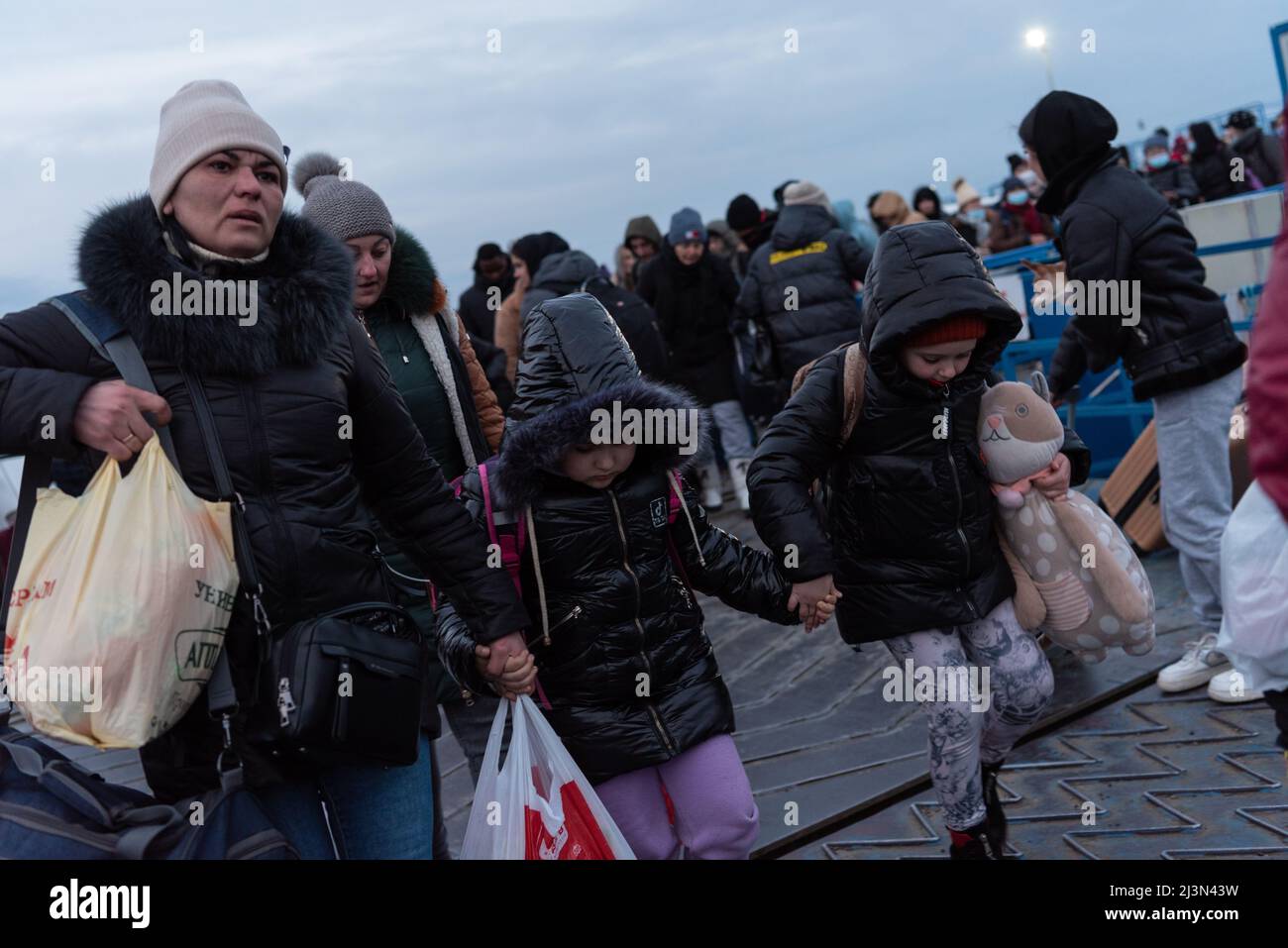 Ukrainische Flüchtlinge, die an der Grenzstation von Isaccea, Rumänien, ankommen, 27. Februar 2022. Stockfoto