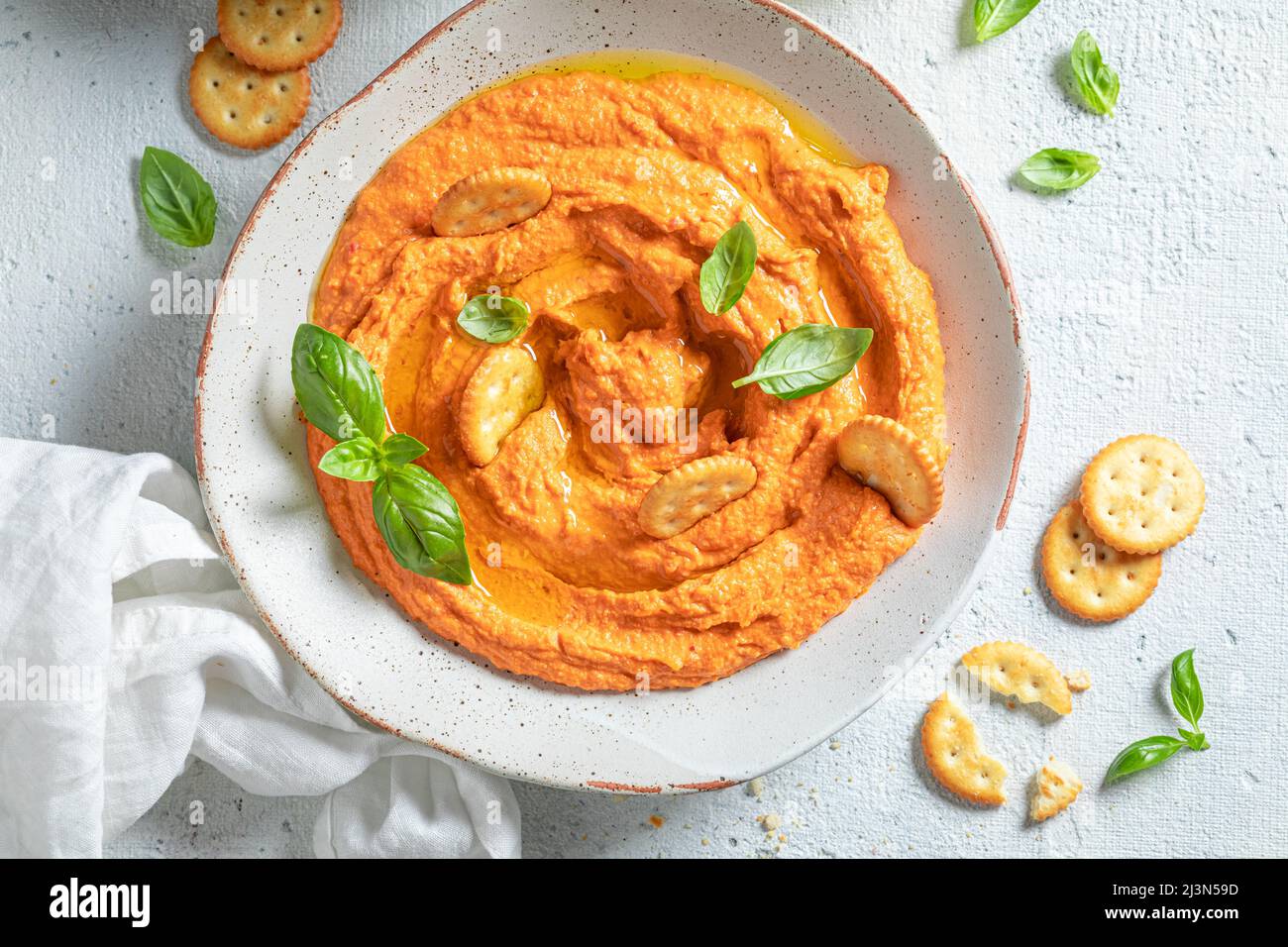 Traditioneller und köstlicher Tomatenhummus aus Tomaten und würzigen ...