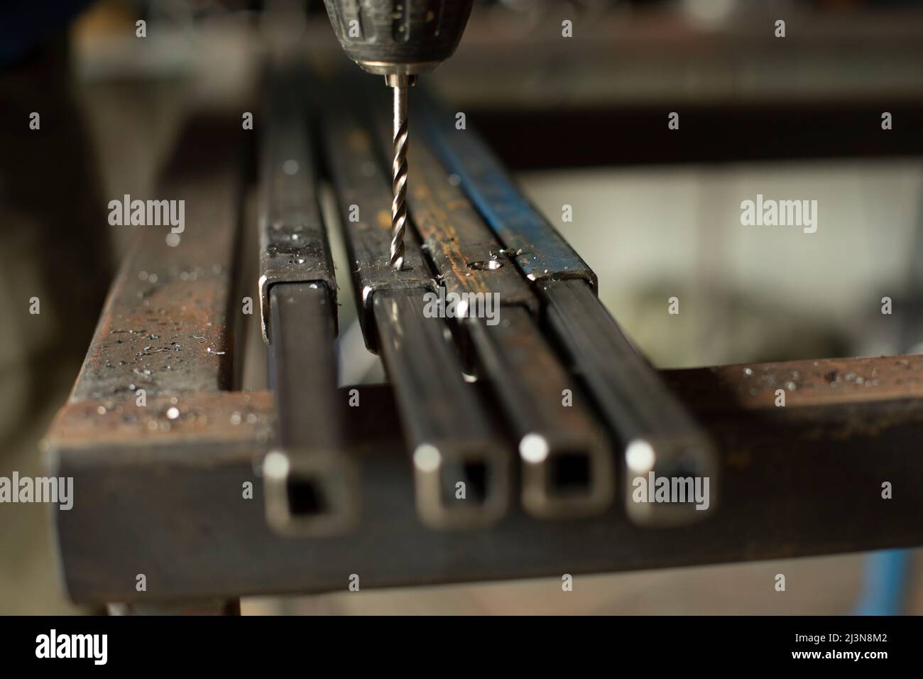 Bohren Sie Stahl. Bohrer macht Loch in Metall. Details der Arbeiten in der  Werkstatt. Metallprofil Stockfotografie - Alamy