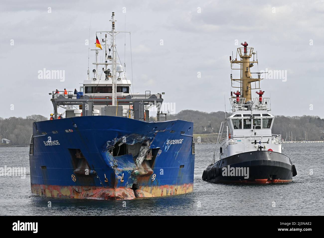 Das General Cargo Schiff BJOERKOE kommt nach einer Kollision im Nord-Ostsee-Kanal im Hafen von Kiel an Stockfoto