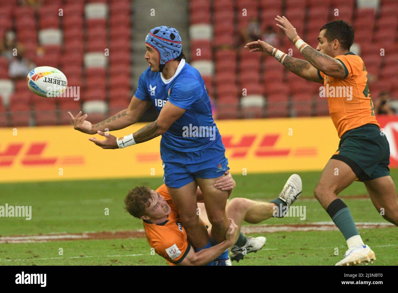 Singapur, Top) von Samoa während des Spiels von Pool B beim HSBC World Rugby Sevens Singapore Stop. 9. April 2022. Henry Hutchinson (L, unten) aus Australien tritt beim Spiel in der Gruppe B bei der HSBC World Rugby Sevens Singapore Station, die am 9. April 2022 im Nationalstadion stattfand, mit Indiha Saotui-Huta (L, oben) aus Samoa an. Quelle: Then Chih Wey/Xinhua/Alamy Live News Stockfoto