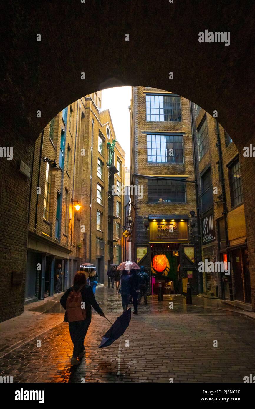 Tunnel unter der Cannon Street Railway Bridge, Green Dragon Court. London UK. Bild aufgenommen am 2021. August Stockfoto