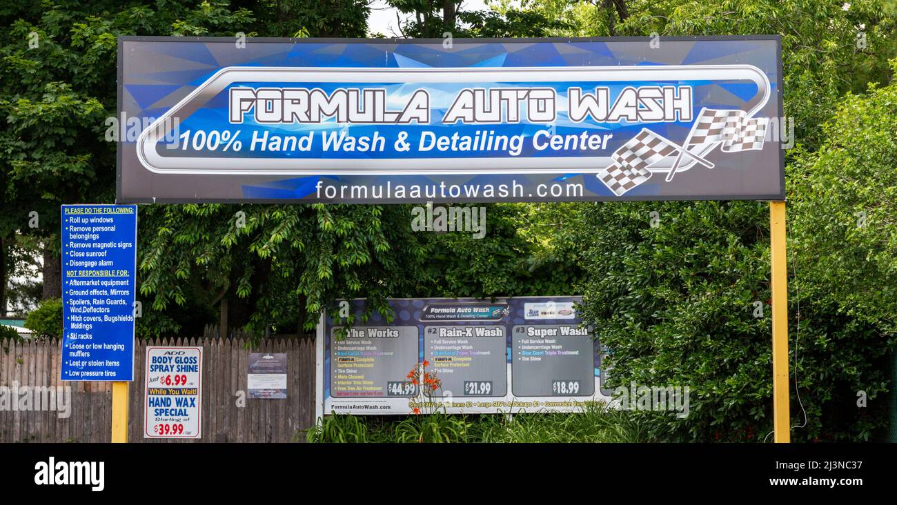 West Islip, New York, USA - 25. Juni 2021: Formel Auto Wash und Details Center Eingang für die Durchfahrt. Stockfoto