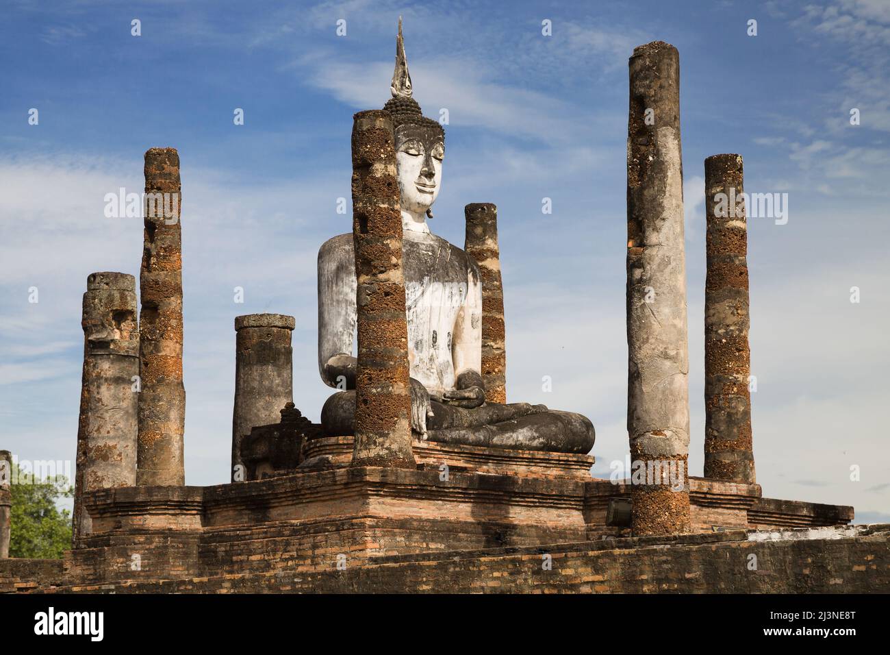 High Buddha im Wat Mahathat in Sukhothai, Thailand. Stockfoto