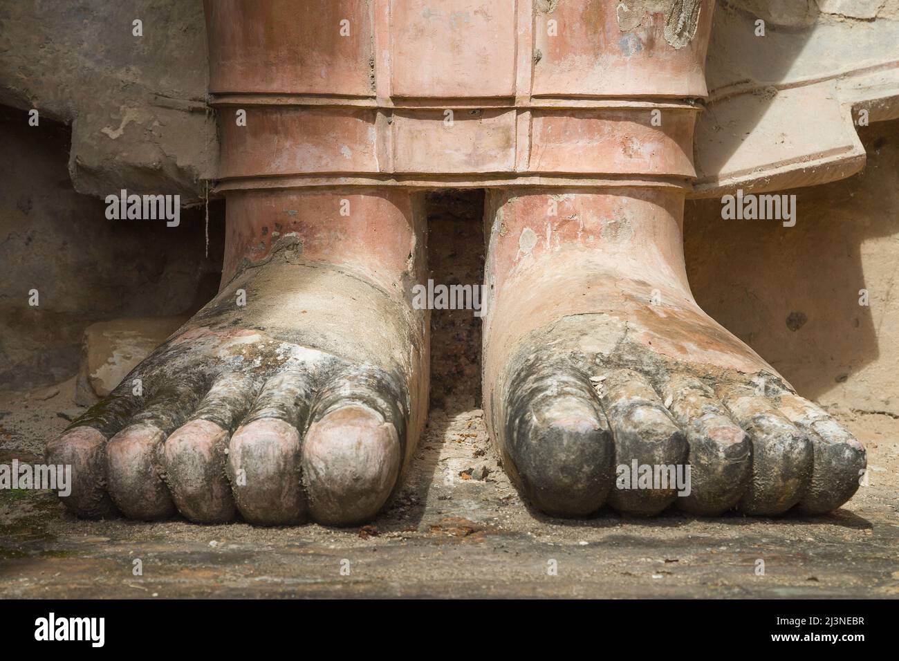 Füße des stehenden Buddha im Wat Mahathat in Sukhothai, Thailand. Stockfoto