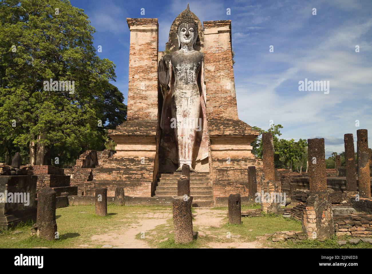 Phra Attharot im Wat Mahathat in Sukhothai, Thailand. Stockfoto