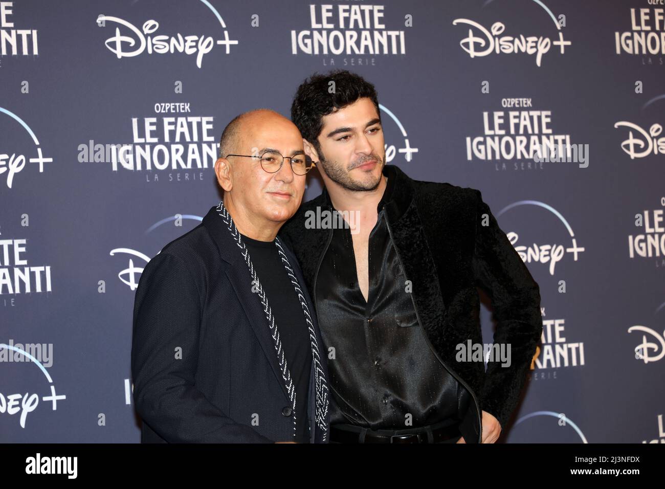 8. April 2022, Rom, Italien: Regisseur Ferzan Ã–zpetek (L) und Burak Deniz nehmen am 08. April 2022 im St. Regis Grandhotel in Rom, Italien, an der Fotoserie ''Le Fate Ignoranti' Teil. (Bild: © Gennaro Leonardi/Pacific Press via ZUMA Press Wire) Stockfoto