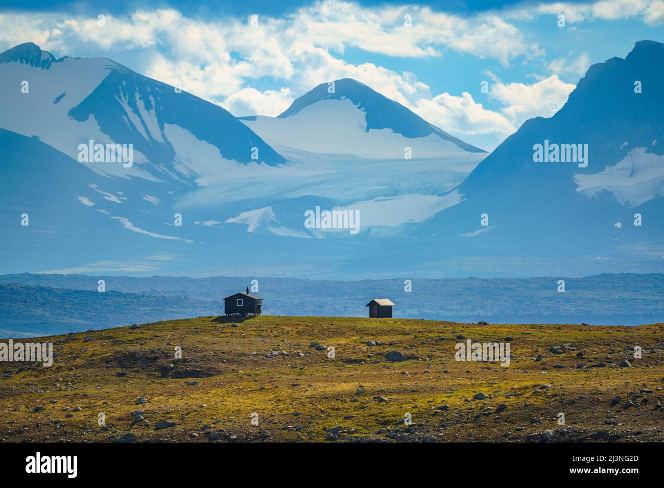 Blick über den Berg Akka vom Kings Trail Schnee auf der Spitze und Sturm, alte Hütte im Vordergrund, Gällivare County, Schwedisch Lappland, Schweden Stockfoto