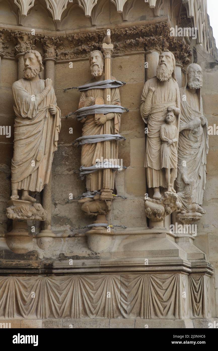 Jesaja, der Prophet, Moses, Abraham mit seinem Sohn Isaac und Aaron dargestellt von links nach rechts auf dem Südportal der Westfassade der Kathedrale von Reims (Cathédrale Notre-Dame de Reims) in Reims, Frankreich. Gotische Statuen auf der rechten Seite des Südportals wurden vor 1220 datiert. Stockfoto