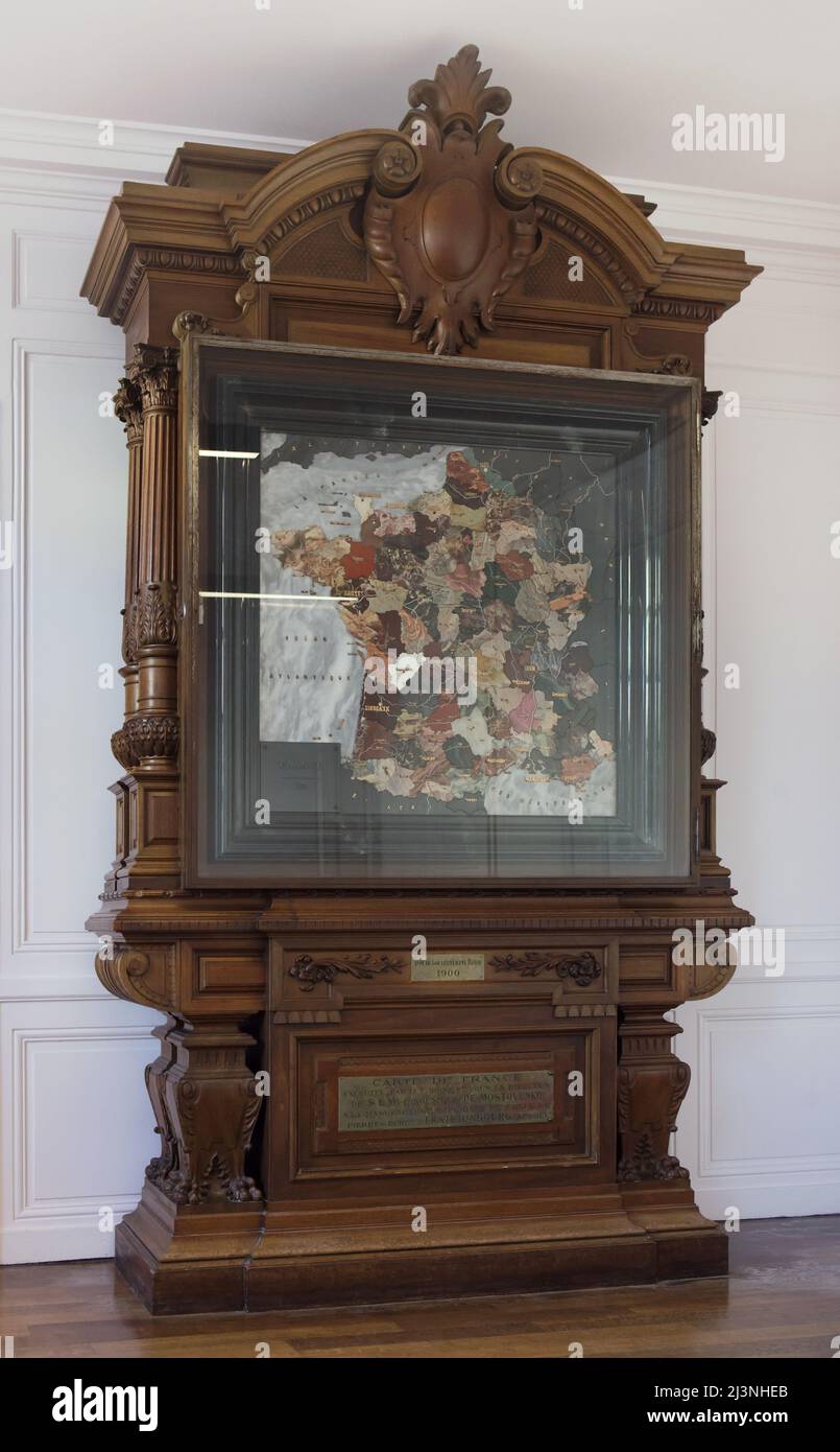 Steinmosaikkarte von Frankreich, die von russischen Handwerkern angefertigt wurde und im Château de Compiègne in Compiègne, Frankreich, ausgestellt ist. Die Mosaikkarte wurde aus Ural-Edelsteinen und Halbedelsteinen von russischen Handwerkern unter der Leitung des Handwerkers Danila Zverev und des Ingenieurs Wassili Mostowenko in der kaiserlichen Lapidarenfabrik in Jekaterinburg, dem Russischen Reich, hergestellt. Die Karte wurde 1900 auf der Exposition Universelle in Paris ausgestellt und wurde dem französischen Staat während des Besuches des russischen Zaren Nikolaus II. An der Château de Compiègne im Jahr 1901 geschenkt. Stockfoto