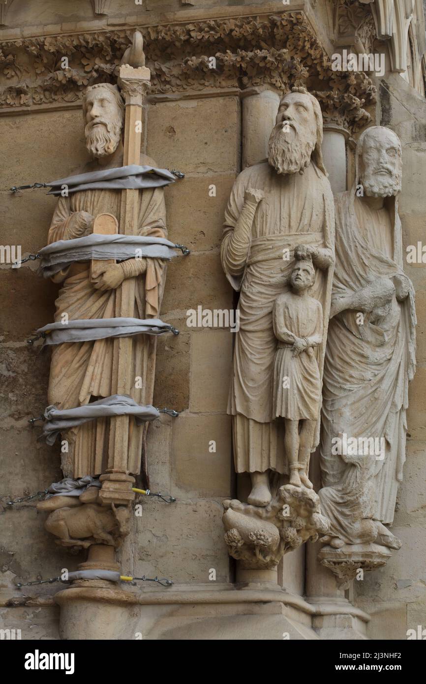 Moses, Abraham mit seinem Sohn Isaac und Aaron dargestellt von links nach rechts auf dem Südportal der Westfassade der Kathedrale von Reims (Cathédrale Notre-Dame de Reims) in Reims, Frankreich. Gotische Statuen auf der rechten Seite des Südportals wurden vor 1220 datiert. Stockfoto