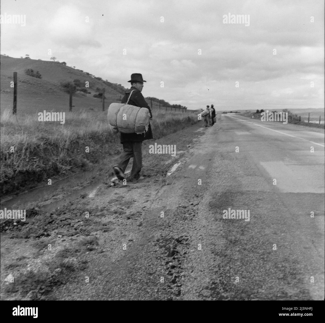 Die Wanderung von Hinterbeinen, Trampen, einzelnen Transienten und unerwünschten Verrückten aus Los Angeles County wegen der Polizeiaktivität. Kalifornien. Stockfoto