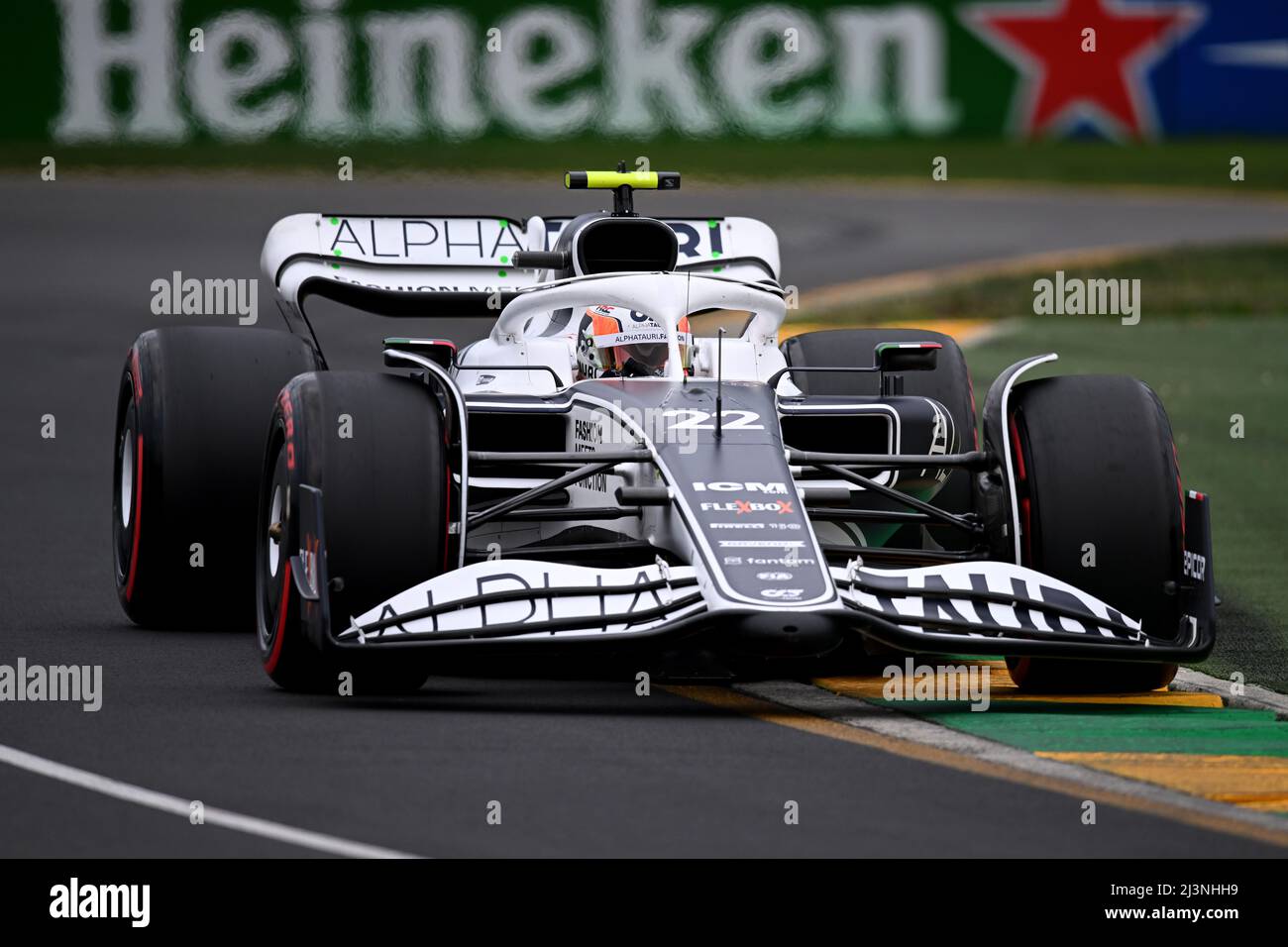 Albert Park, Melbourne, Australien. 9. April 2022. FIA Formula 1 Australian Grand Prix, Qualifikationssitzungen; Yuki Tsunoda aus Japan fährt die Nummer 22 Scuderia AlphaTauri AT03 während des Trainings Credit: Action Plus Sports/Alamy Live News Stockfoto