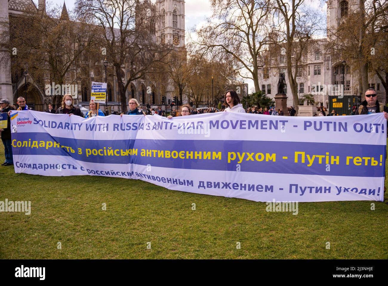 Parliament Square, Westminster, London, Großbritannien. 9. April 2022. Es findet ein Protest zur Unterstützung der Ukraine im Krieg gegen die russische Invasion statt. Die Demonstranten hielten Plakate und Transparente mit Slogans Stockfoto