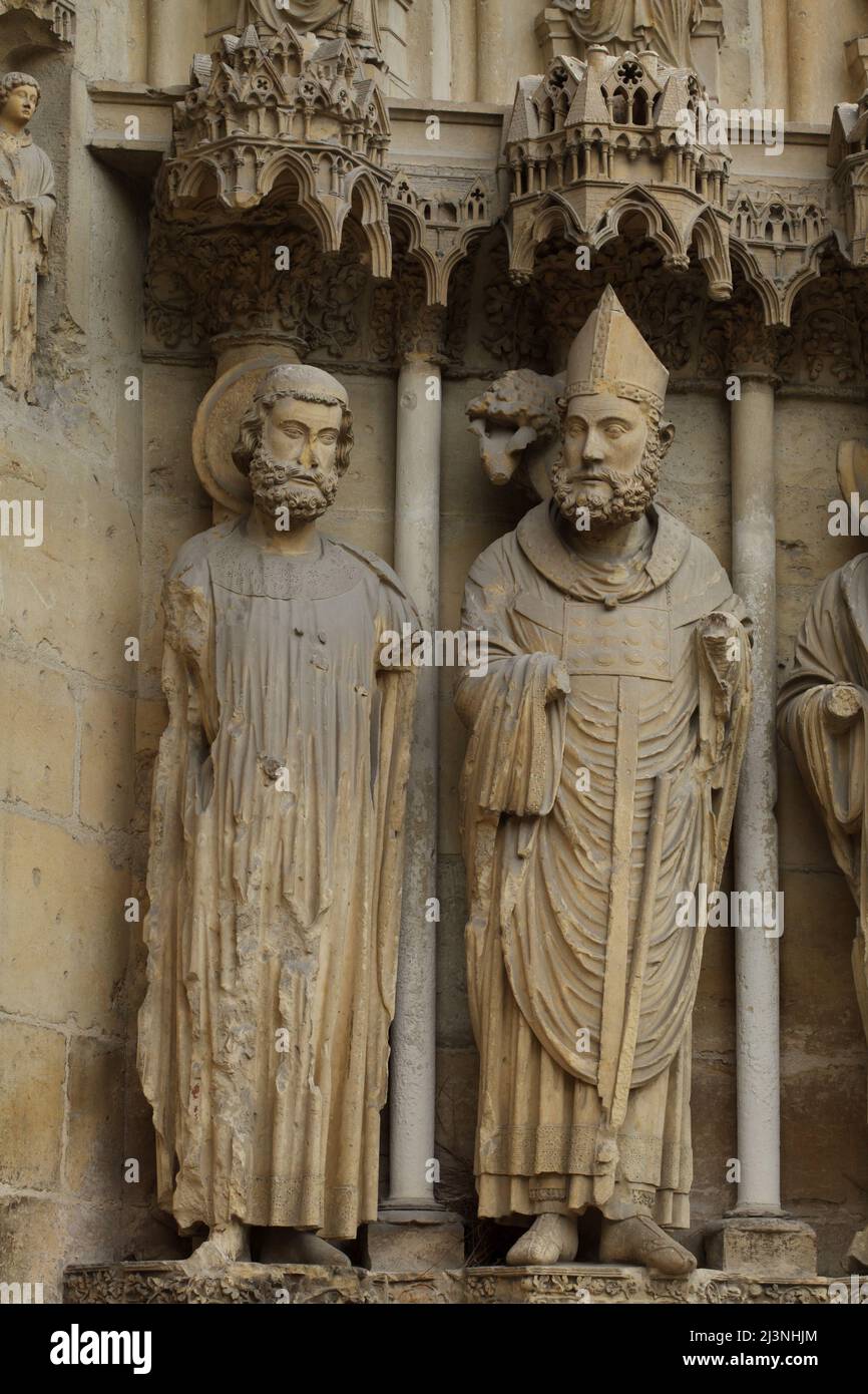 König Clovis I. und der Heilige Remigius von Reims von links nach rechts auf dem zentralen Portal der Nordfassade der Kathedrale von Reims (Cathédrale Notre-Dame de Reims) in Reims, Frankreich. Stockfoto