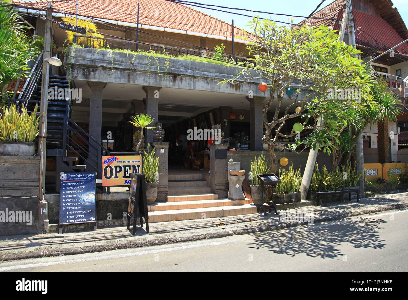 Puri Rai Restaurant an der Strandstraße am Padangbai Beach im Osten von Bali, Indonesien. Stockfoto