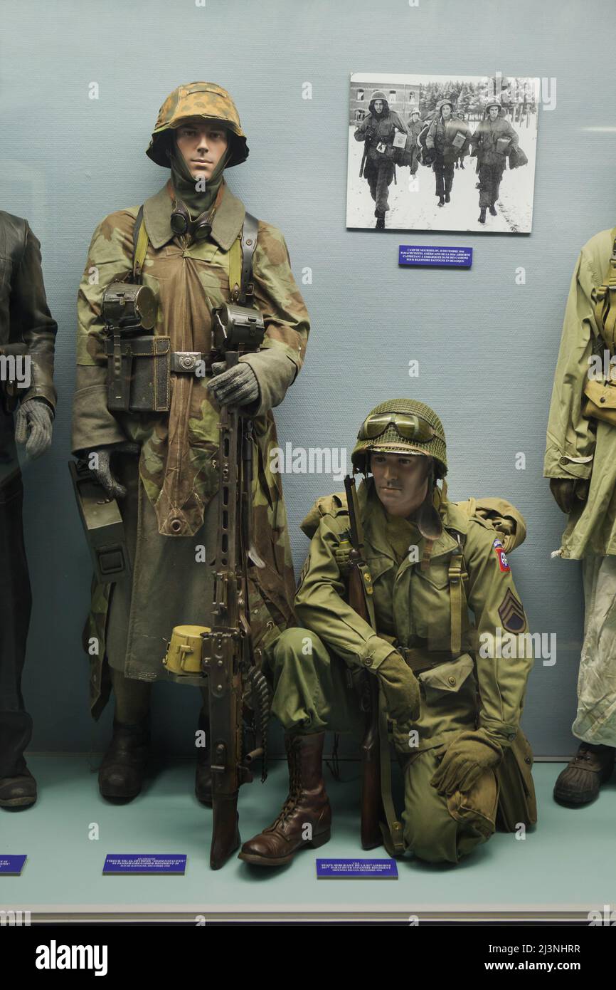 Männliche Mannequins, gekleidet als Trooper der SS-Panzerdivision "Hohenstaufen" (links) von 9. und Sergeant der Luftlanddivision 82. der US-Armee, dienten im Dezember 1944 in den Ardennen, Belgien, und wurden im Museum der Kapitulation (Musée de la Redadition) in Reims, Frankreich, ausgestellt. Stockfoto