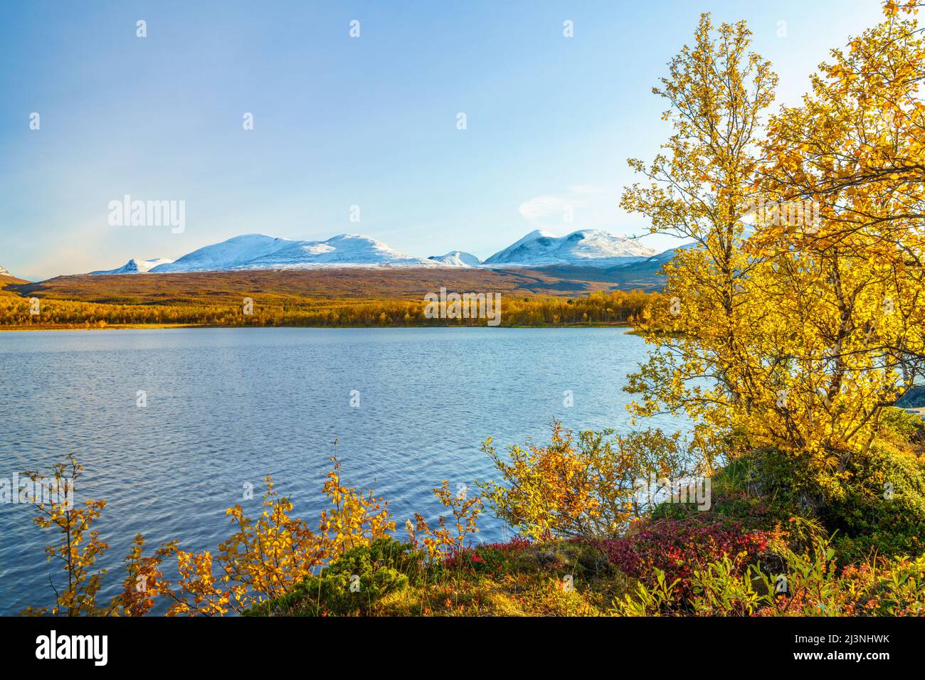 Njakajaure mit Lapporten im Hintergrund im september mit Herbstfarben und Schnee auf dem Berg, Abisko-Nationalpark, Schwedisch Lappland, Schweden Stockfoto
