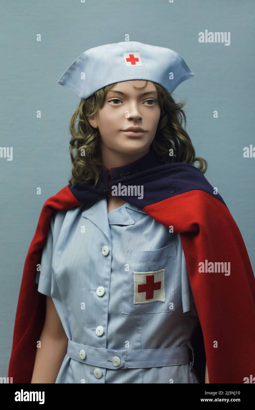 Eine weibliche Schaufensterpuppe, die als Krankenschwester des Amerikanischen Roten Kreuzes gekleidet war, diente 1945 in Reims und wurde im Museum der Kapitulation (Musée de la Redadition) in Reims, Frankreich, ausgestellt. Stockfoto