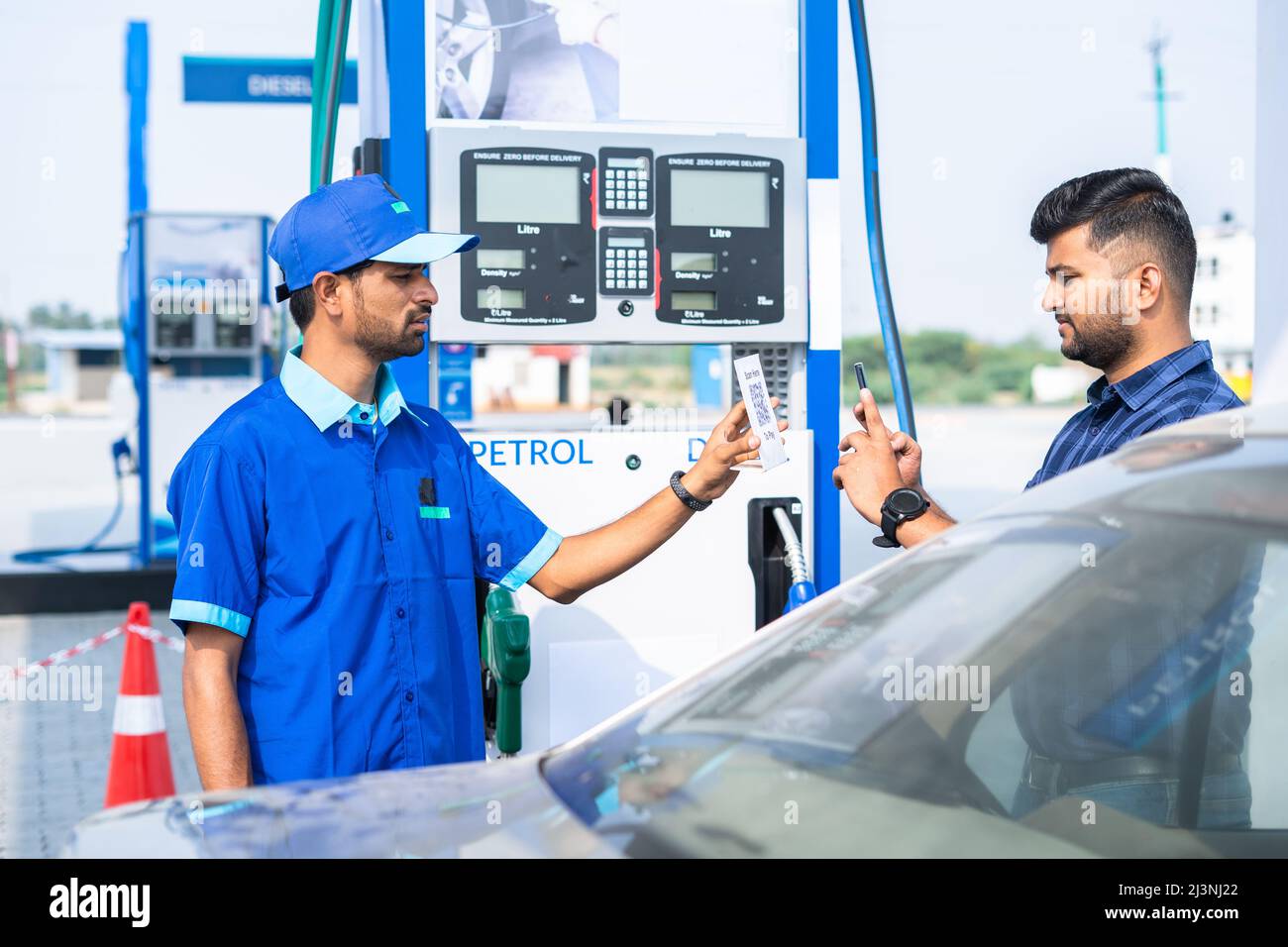 Der Kunde zahlt an den Mitarbeiter bei einem Überlauf, indem er QR-Code mit dem Mobiltelefon scannt, nachdem er das Auto aufgestossen hat – Konzept des digitalen Kontakts und weniger Bezahlung Stockfoto