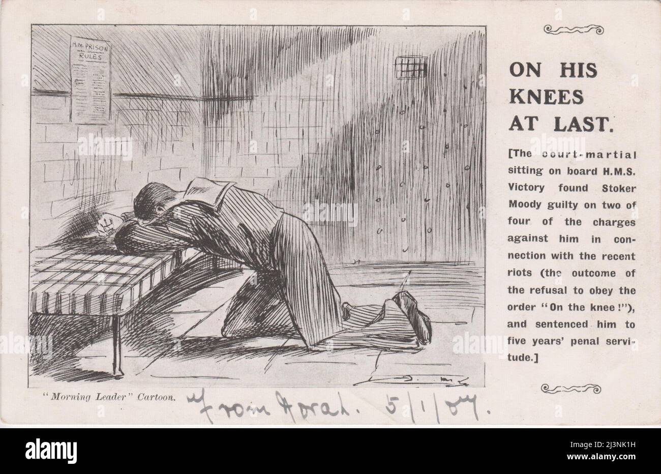 „Endlich auf den Knien“: Stoker Moody in einer Gefängniszelle nach einem Kampfgericht. Cartoon „Morgenanführer“. Die Postkarte bezieht sich auf eine Meuterei der Marine in Portsmouth im Jahr 1905. „Auf dem Knie“ war ein Befehl, den Offiziere benutzten, um Männer zu befehlen, beim Abfeuern einer Kleinwaffenwaffe zu knien, es könnte auch als Erniedrigung verwendet werden. 1905 weigerte sich eine Gruppe widerspenstiger Heizer, auf Befehl auf dem Paradeplatz zu knien und randalierte anschließend. Einige wurden vor Gericht martialliert und ein Mann, Edward Allen Moody, wurde zu 5 Jahren Gefängnis verurteilt, was öffentliche Proteste verursachte. Stockfoto