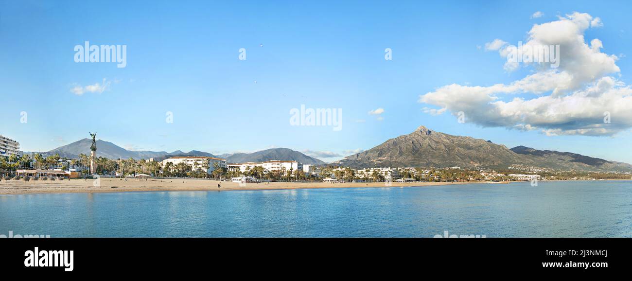 Panoramablick auf die Bucht von Banus Beach, in luxuriöser Lage in der Nähe der Banus Bay, Marbella. Die Statue 'La Victoria' Stockfoto