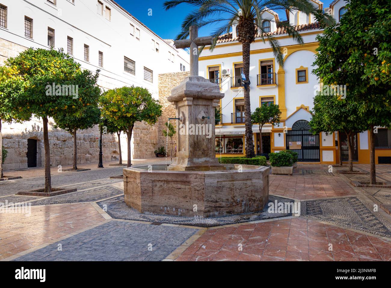 Wunderschöne Altstadt von Marbella an einem sonnigen Tag im Dezember. Restaurants, Geschäfte. Touristisches Ziel Stockfoto