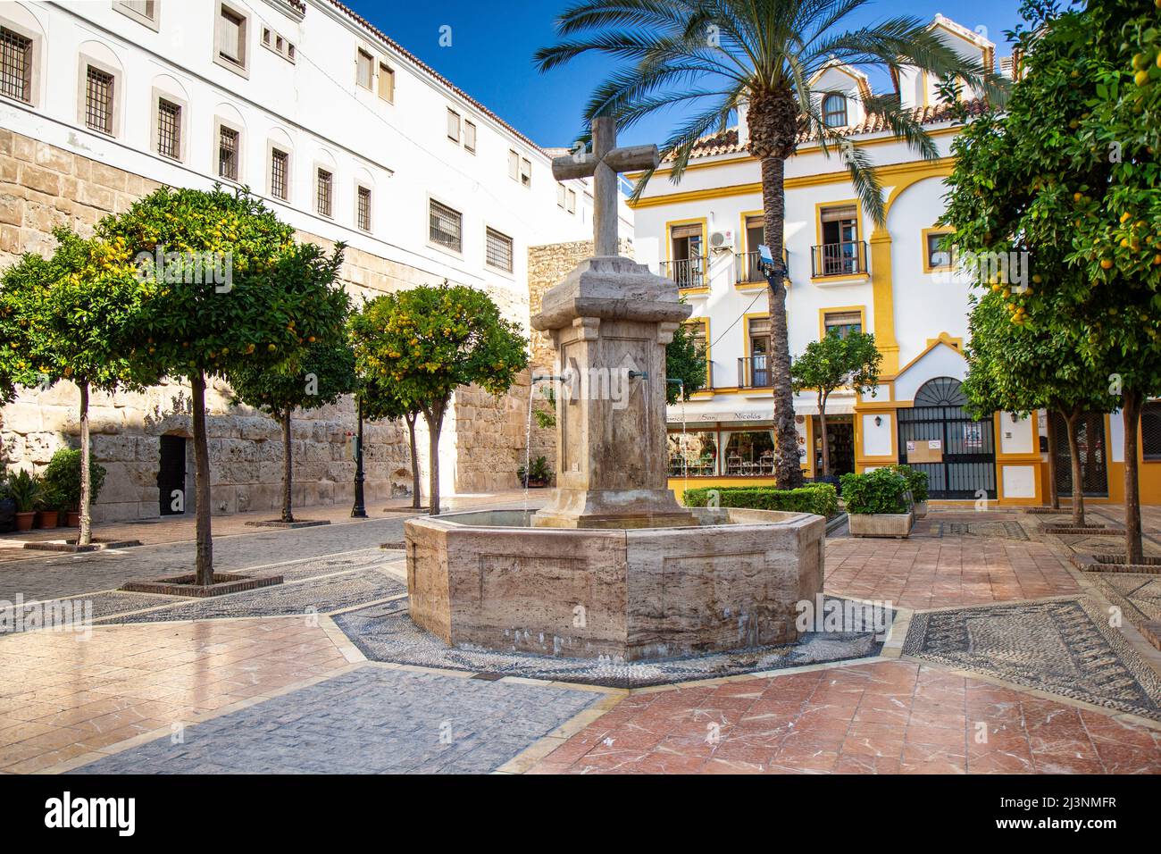 Wunderschöne Altstadt von Marbella an einem sonnigen Tag im Dezember. Restaurants, Geschäfte. Touristisches Ziel Stockfoto