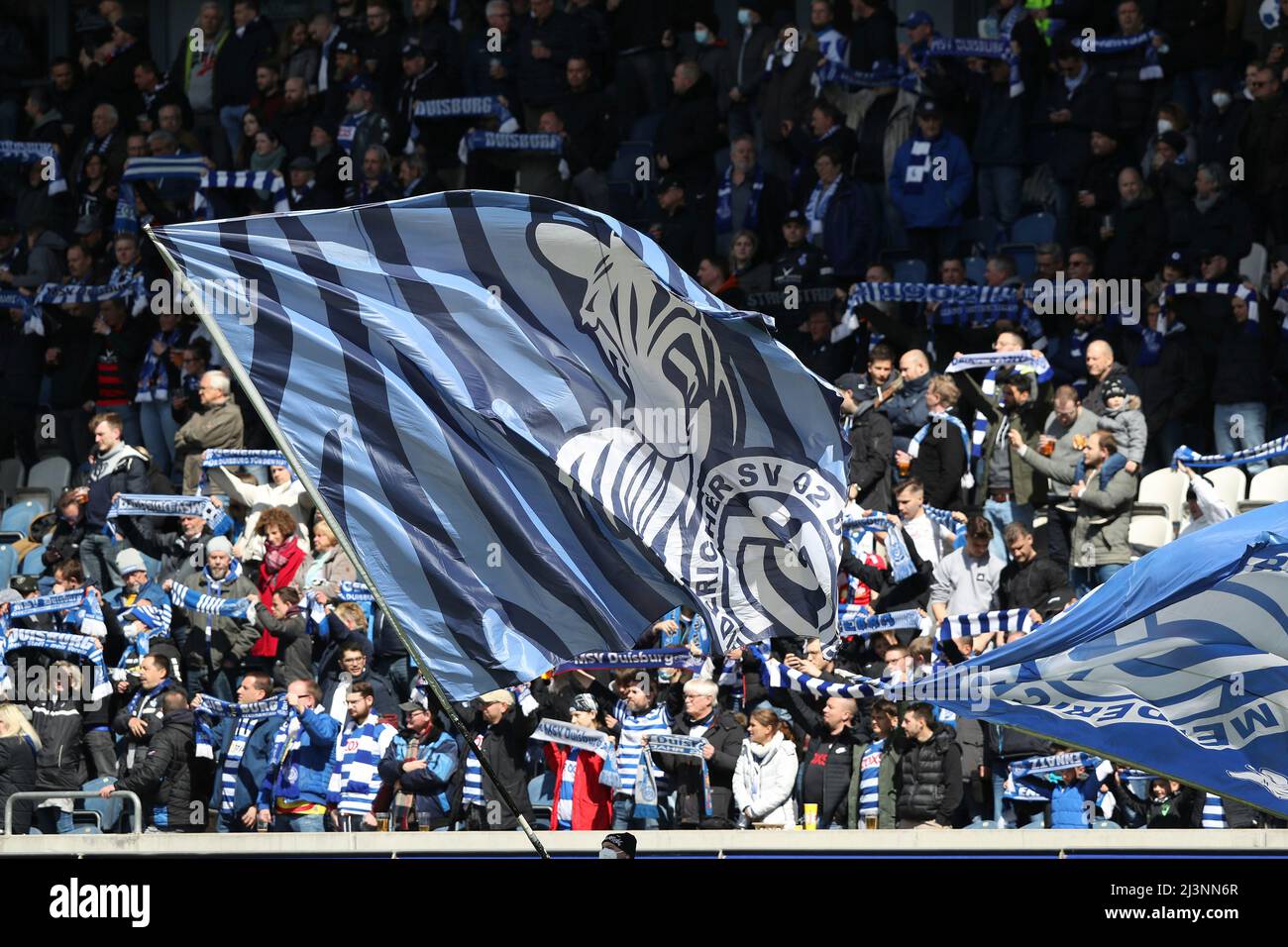 Duisburg, Deutschland. 09. Apr, 2022. firo: 04/09/2022 Fuvuball, Fußball, 3. Bundesliga, Saison 2021/2022, MSV Duisburg - Halle, Hallescher FC Flagge, Einleger, Fans, von, MSV Duisburg, Zebra, Logo Quelle: dpa/Alamy Live News Stockfoto