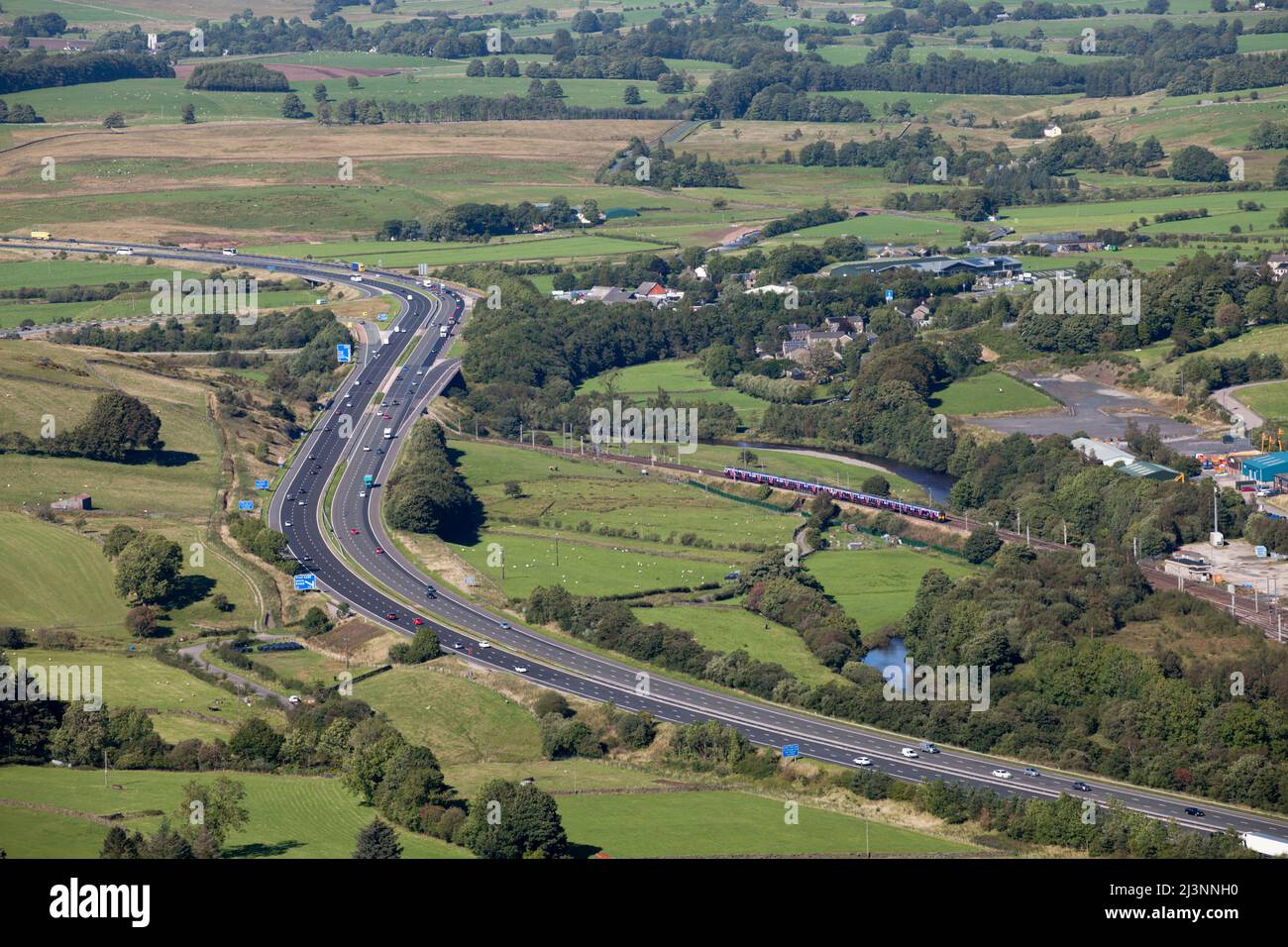 Fahren Sie auf der Hauptlinie der Westküste entlang der Kreuzung M6 Tebay, Cumbria, Großbritannien Stockfoto