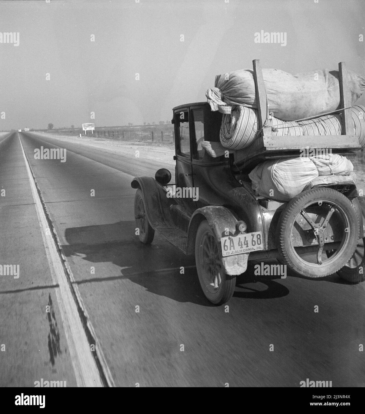 Das Auto eines Dürreflüchtlings auf dem US-Highway 99 zwischen Bakersfield und Famoso, Kalifornien. Anmerkung: Der Fotograf fuhr zwischen 9:00 und 9:45 Uhr morgens 28 Autos dieses Typs (Dürreflüchtlinge) zwischen Bakersfield und Famoso, 35 Meilen. Stockfoto