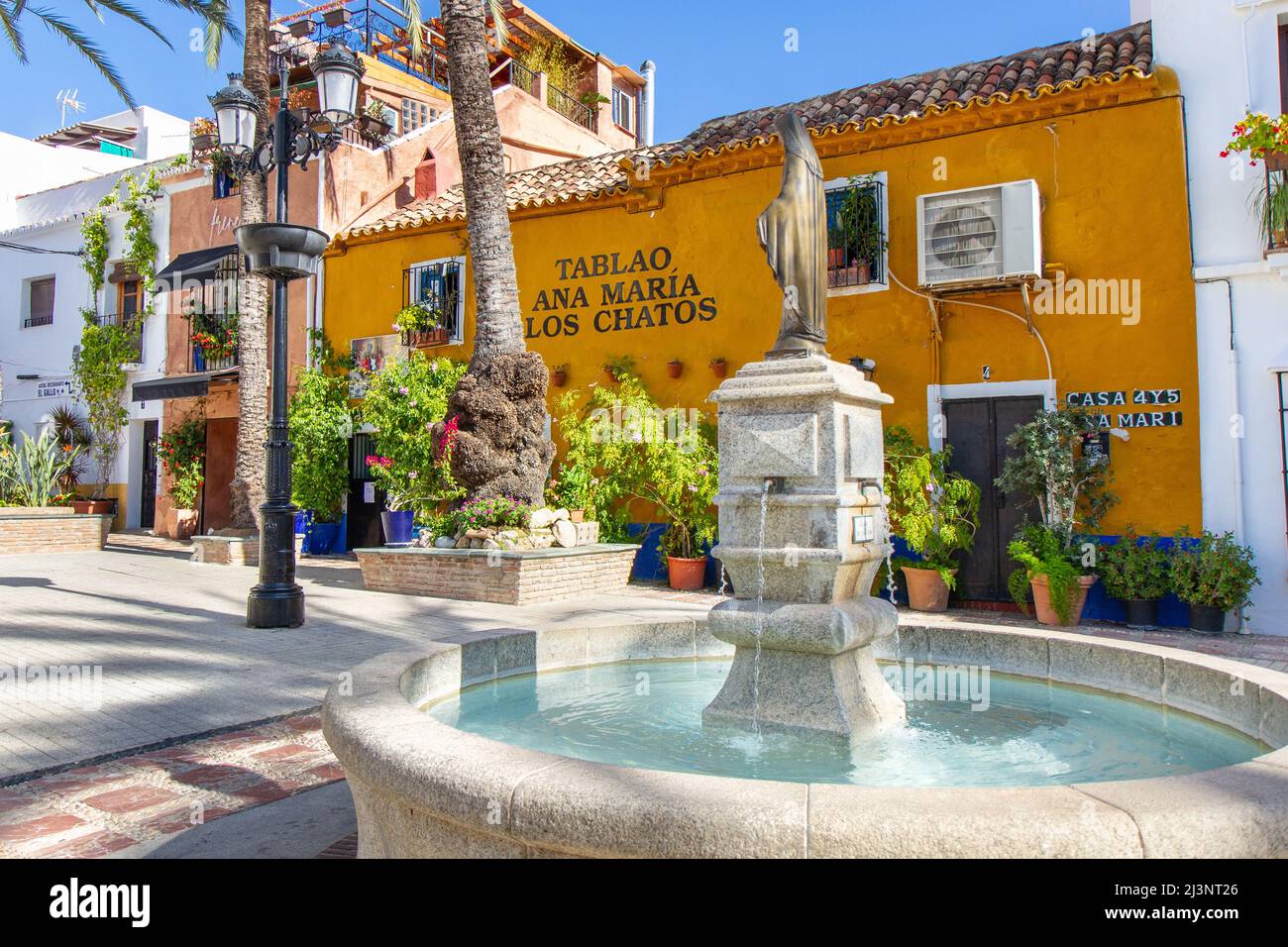Wunderschöne Altstadt von Marbella an einem sonnigen Tag im Dezember. Restaurants, Geschäfte. Touristisches Ziel Stockfoto