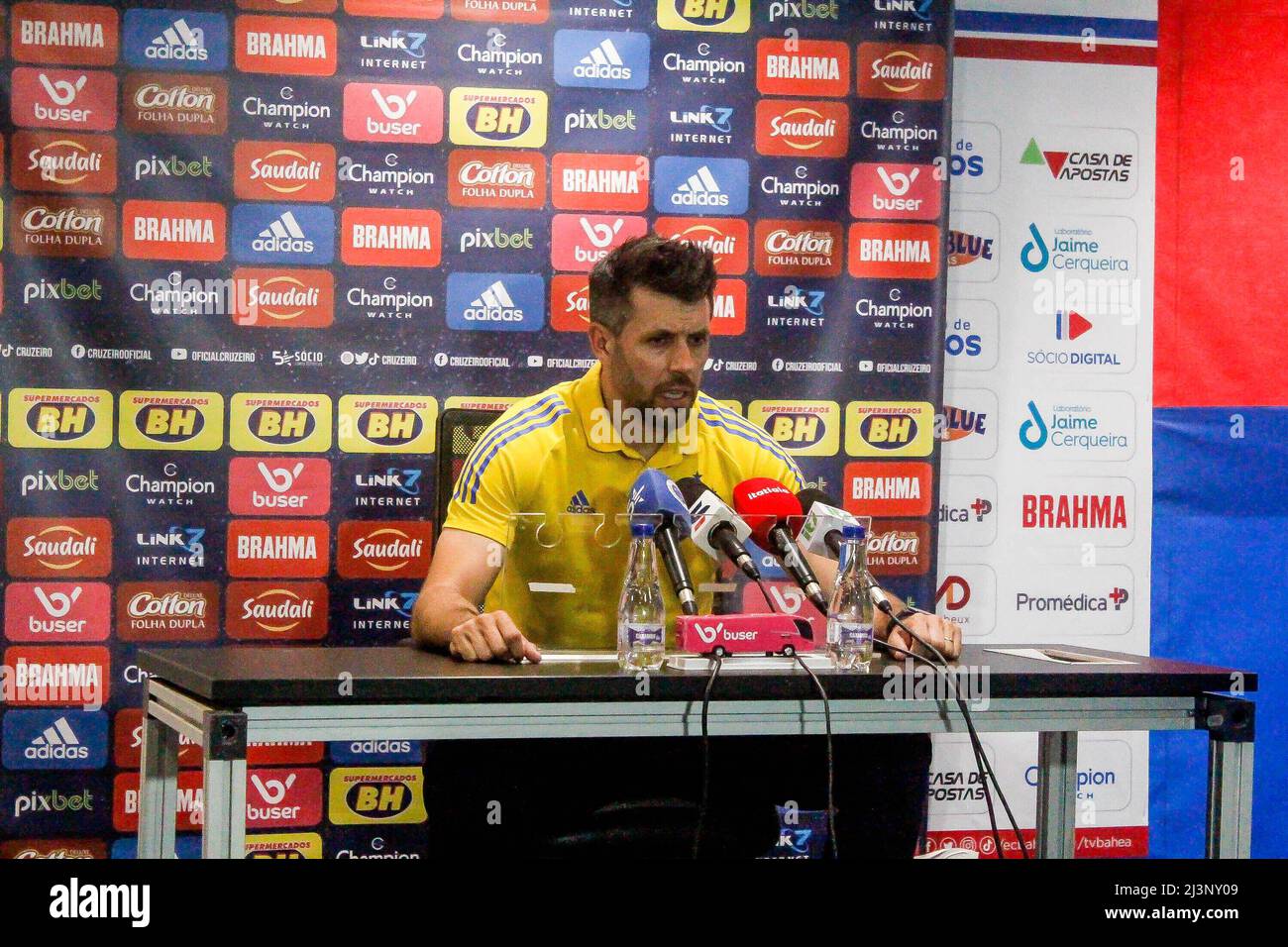 SALVADOR, BA - 08.04.2022: ENTREVISTA COLETIVA BAHIA X CRUZEIRO - Pressekonferenz von Cruzeiro-Trainer Paulo Pezzolano, nach der Niederlage 2-0 gegen Bahia, ein Spiel, das für die Runde 1. der Brasileirão Serie B gültig ist. (Foto: Márcio Roberto/Fotoarena) Stockfoto