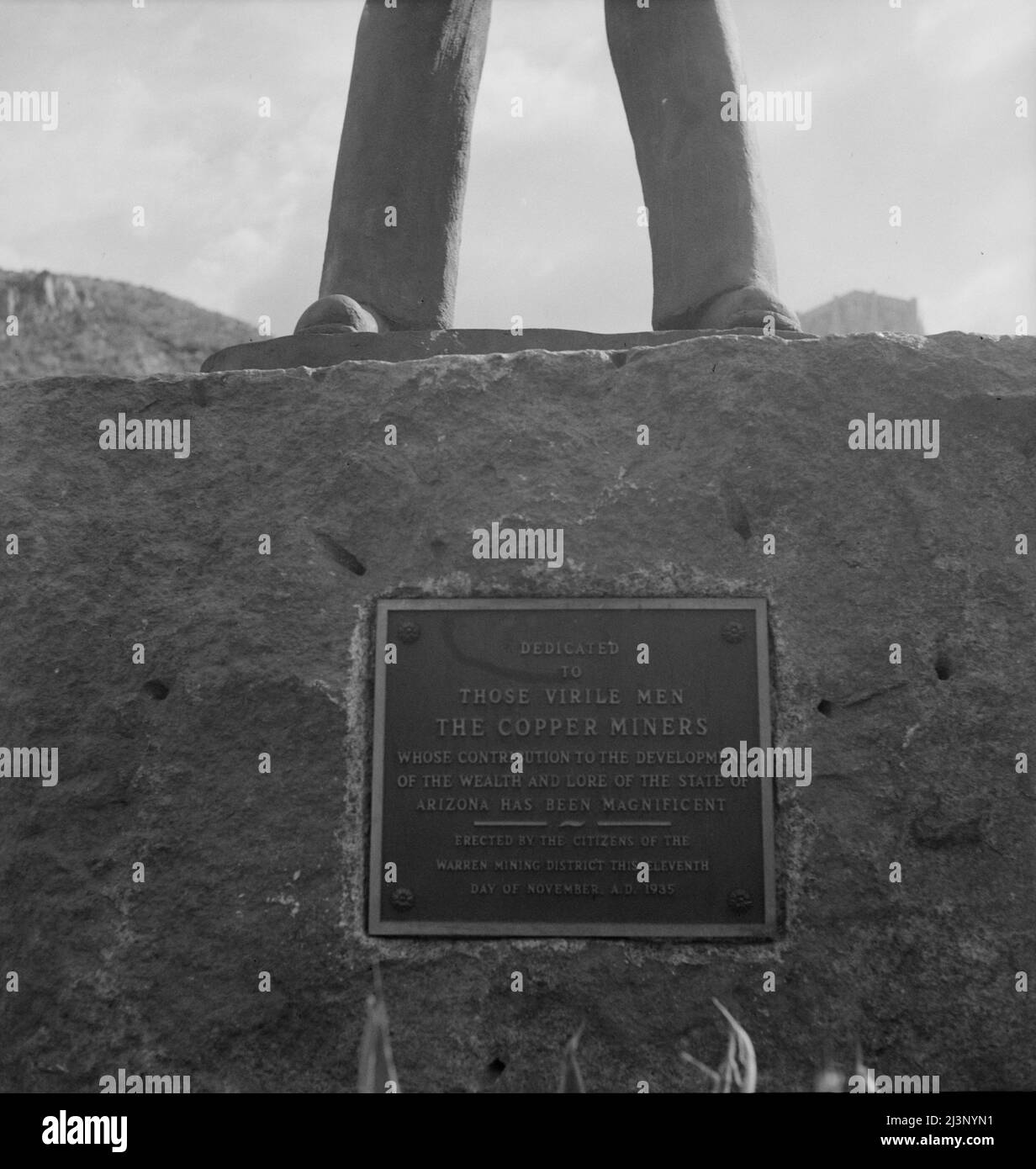 Inschrift auf einem Denkmal, das den Kupferminern von Arizona gewidmet ist. Bisbee, Arizona. ['den männlichen Männern gewidmet, sind die Kupferminer, deren Beitrag zur Entwicklung des Reichtums und der Überlieferung des Staates Arizona großartig war - errichtet von den Bürgern des Bergbaubezirks Warren an diesem elften Tag des Novembers, 1935 n. Chr.']. Stockfoto