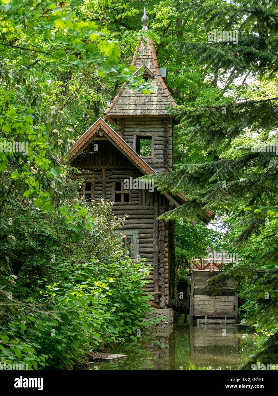 Sehr altes ländliches Haus in der Mitte des Waldes, Waldlandschaft mit einem Holzhaus, voller Rahmen Stockfoto