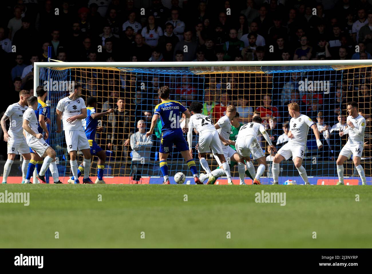 Kingston, Großbritannien. 09. April 2022. TOR: Alex Woodyard #4 von AFC Wimbledon öffnet die Torwertung. In Kingston, Großbritannien am 4/9/2022. (Foto von Carlton Myrie/News Images/Sipa USA) Quelle: SIPA USA/Alamy Live News Stockfoto