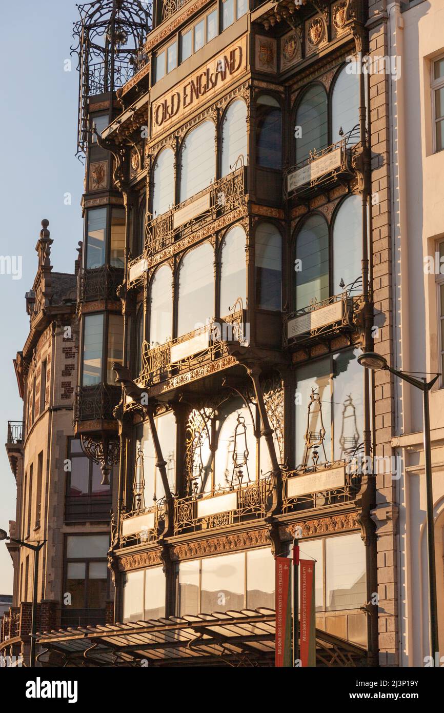 Die Fassade des alten Old England-Ladens wird von der untergehenden Sonne beleuchtet. Zeuge der Jugendstil-Architektur in Brüssel. Museum für Musikinstrumente. Stockfoto