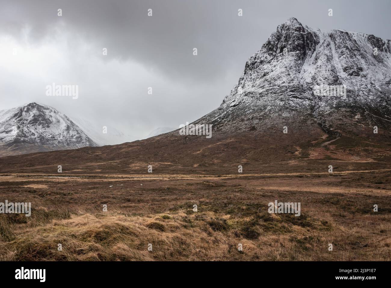Atemberaubende dramatische Landschaft Winterbild des legendären Stob Dearg Buachaille Etive Mor Berges in den schottischen Highlands Stockfoto