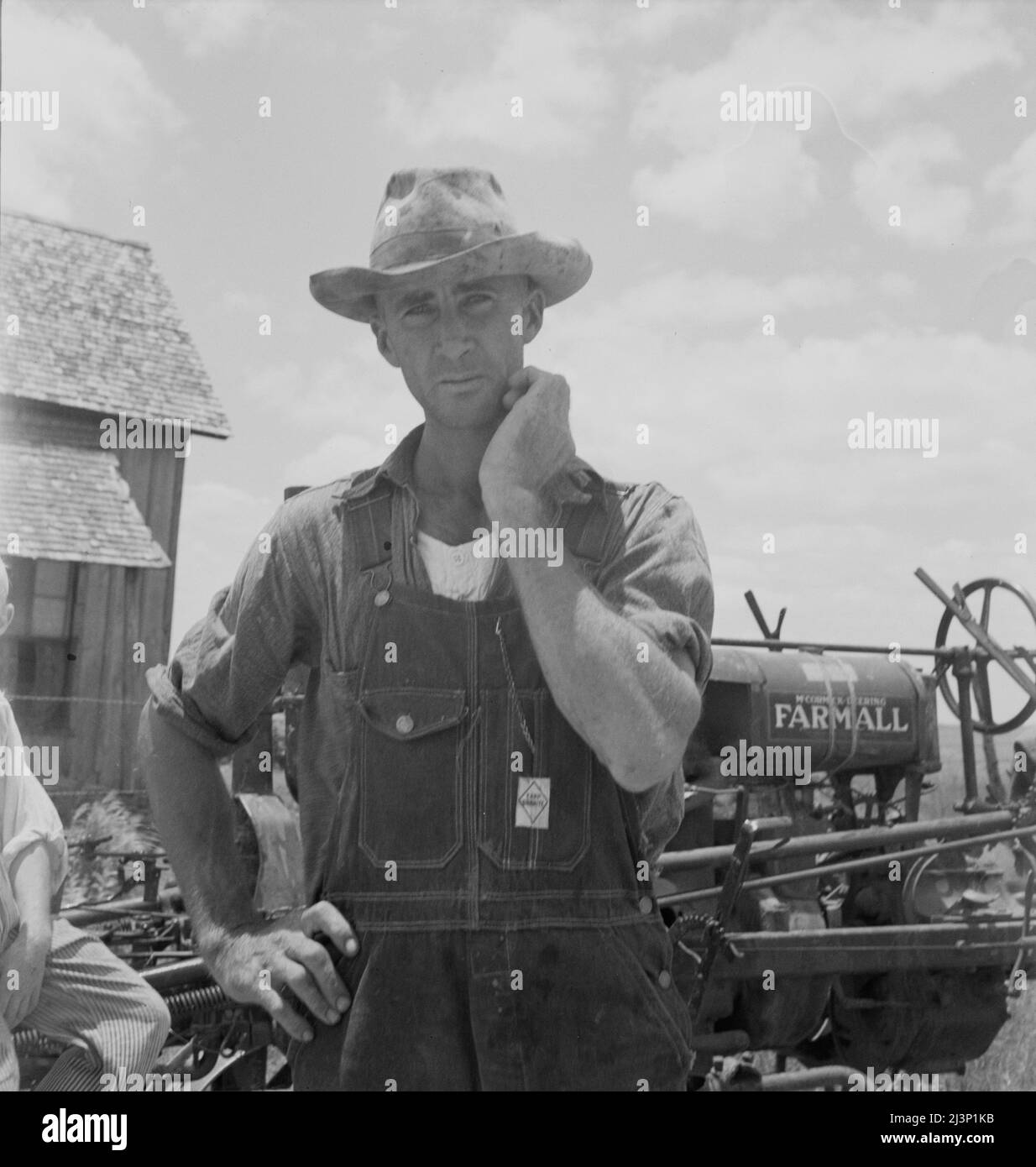 Ehemaliger Pächter auf einer großen Baumwollfarm jetzt ein Traktor-Fahrer für einen Dollar pro Tag auf demselben Bauernhof. Bell County, Texas. Stockfoto