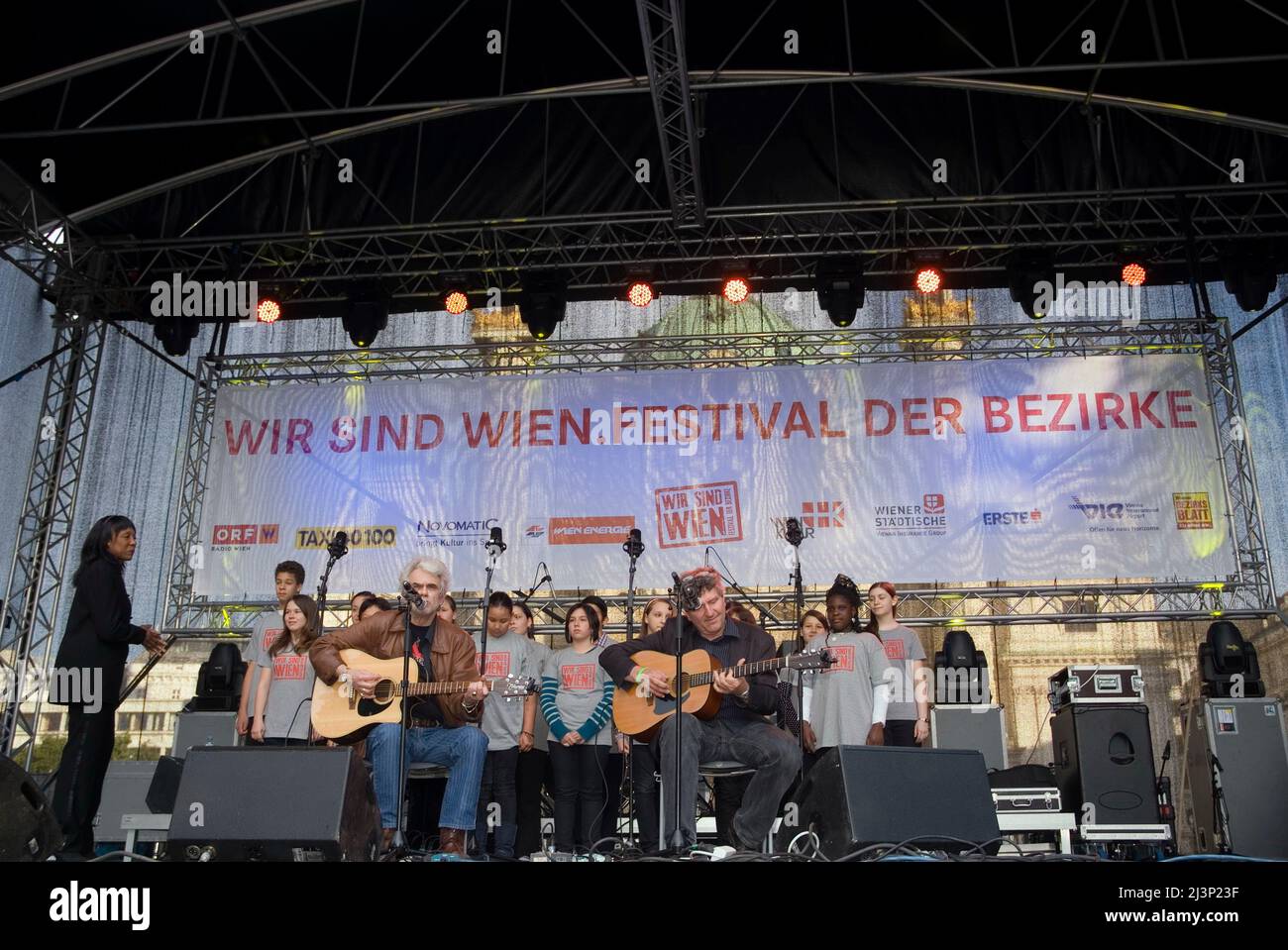 Wien, Österreich. 30. Mai 2010 Festival der Bezirke am Karlsplatz in Wien. Bild zeigt Ulli Bäer, österreichische Popsängerin und Gitarrist (vorne L) Stockfoto