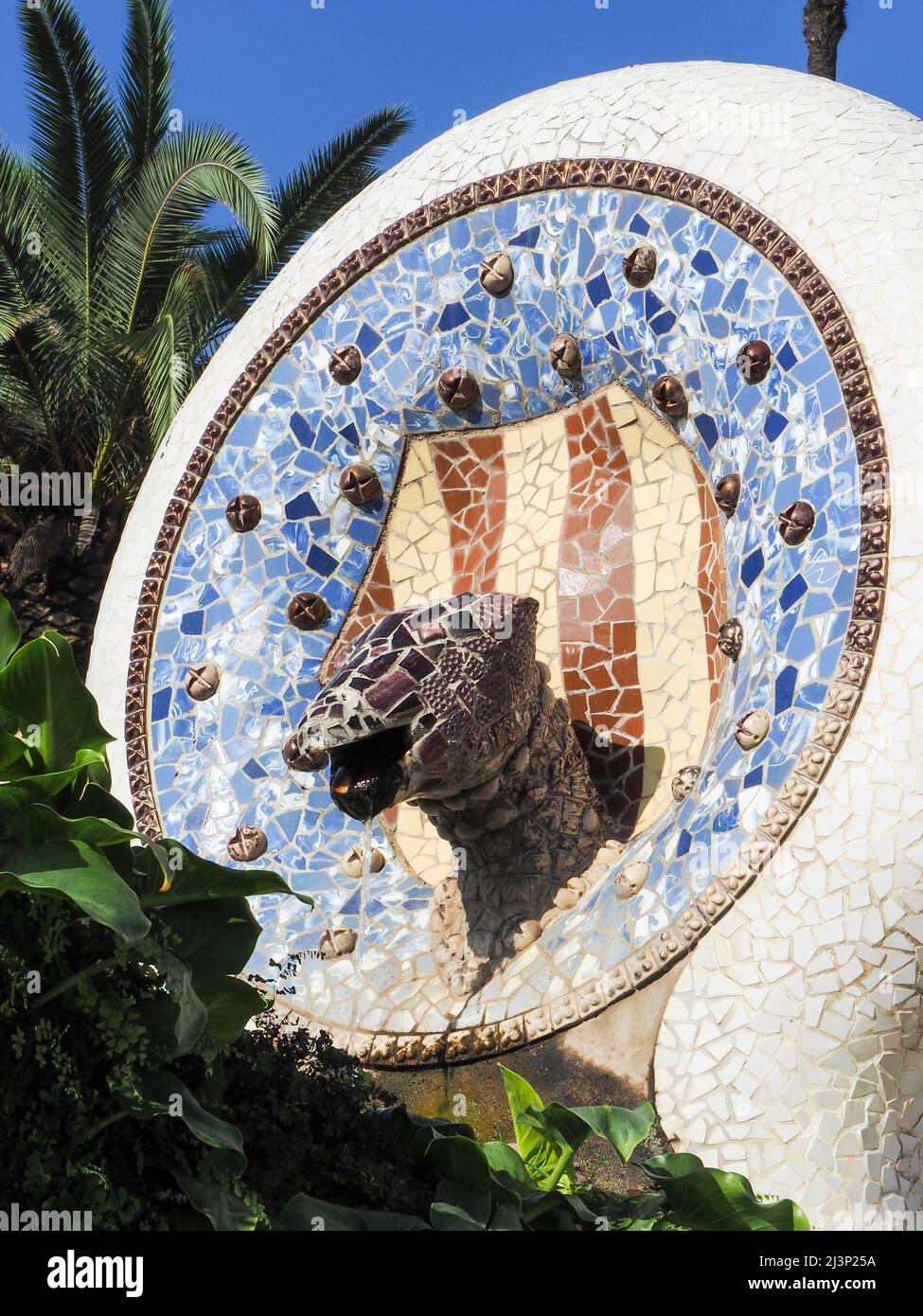 Parc Güell Gartenlandschaft mit architektonischen Elementen, die der katalanische Architekt Antoni Gaudí, Spanien, Europa konzipiert Stockfoto