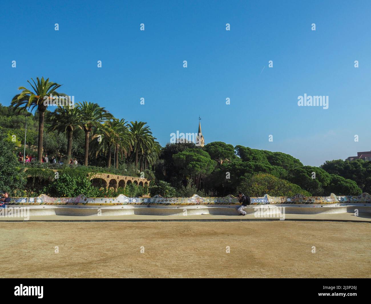 Parc Güell Gartenlandschaft mit architektonischen Elementen, die der katalanische Architekt Antoni Gaudí, Spanien, Europa konzipiert Stockfoto