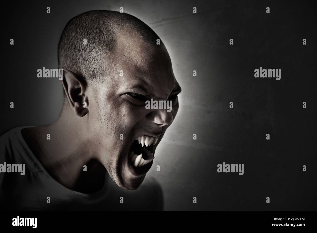 Das Tier befreien. Computermanipulierter Schuss eines Mannes, der sich in ein Monster verwandelt. Stockfoto