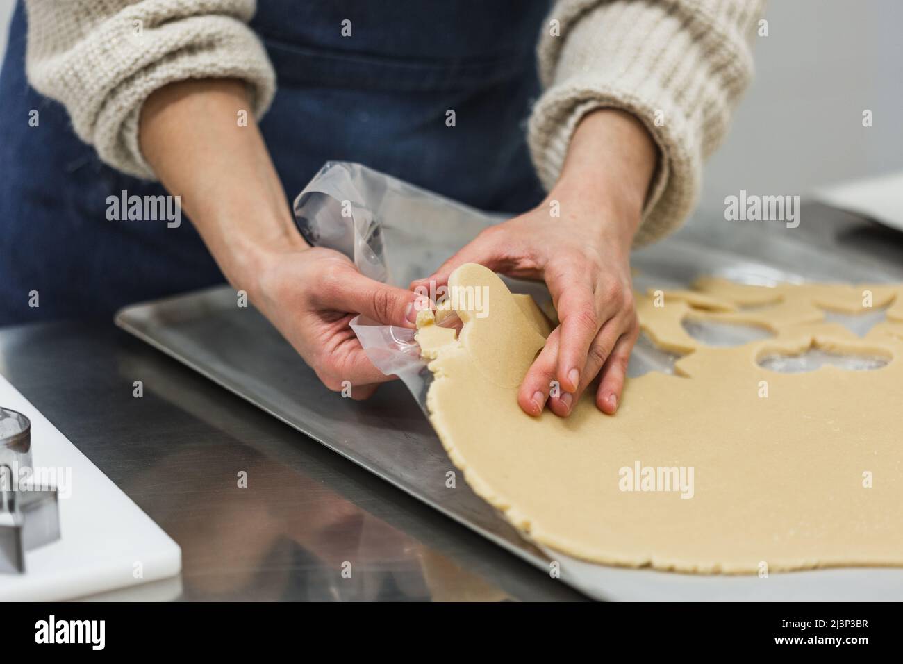 Kochen Sie das Ausnehmen von Plätzchenform aus dem Teig Stockfoto