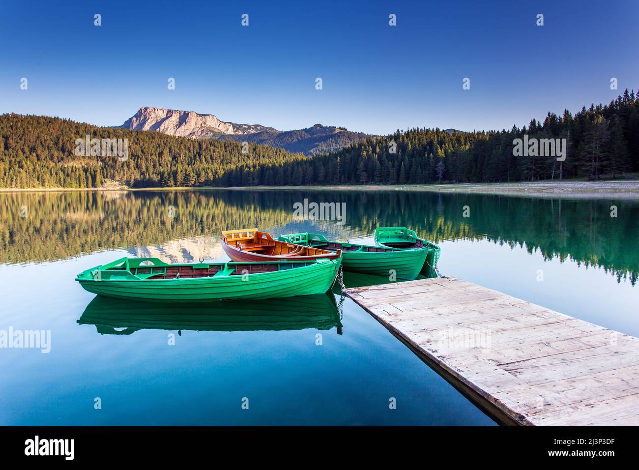 Reflexion im Wasser von Bergseen und Booten. Schwarzer See im Durmitor Nationalpark in Montenegro, Europa. Beauty-Welt. Stockfoto