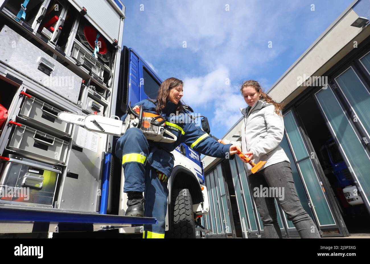 Rostock, Deutschland. 09. April 2022. Alexandra Beckenkamp (l.) von der Wismarer Abteilung des THW erklärt Sophia Kossow (r) aus Rostock die technische Ausstattung. Das Technische Hilfswerk in Rostock repräsentiert symbolisch verschiedene Aktivitäten, die von Schülerinnen bundesweit beim eigentlichen Girls' Day am 28. April ausprobiert werden können. Quelle: Danny Gohlke/dpa/Alamy Live News Stockfoto