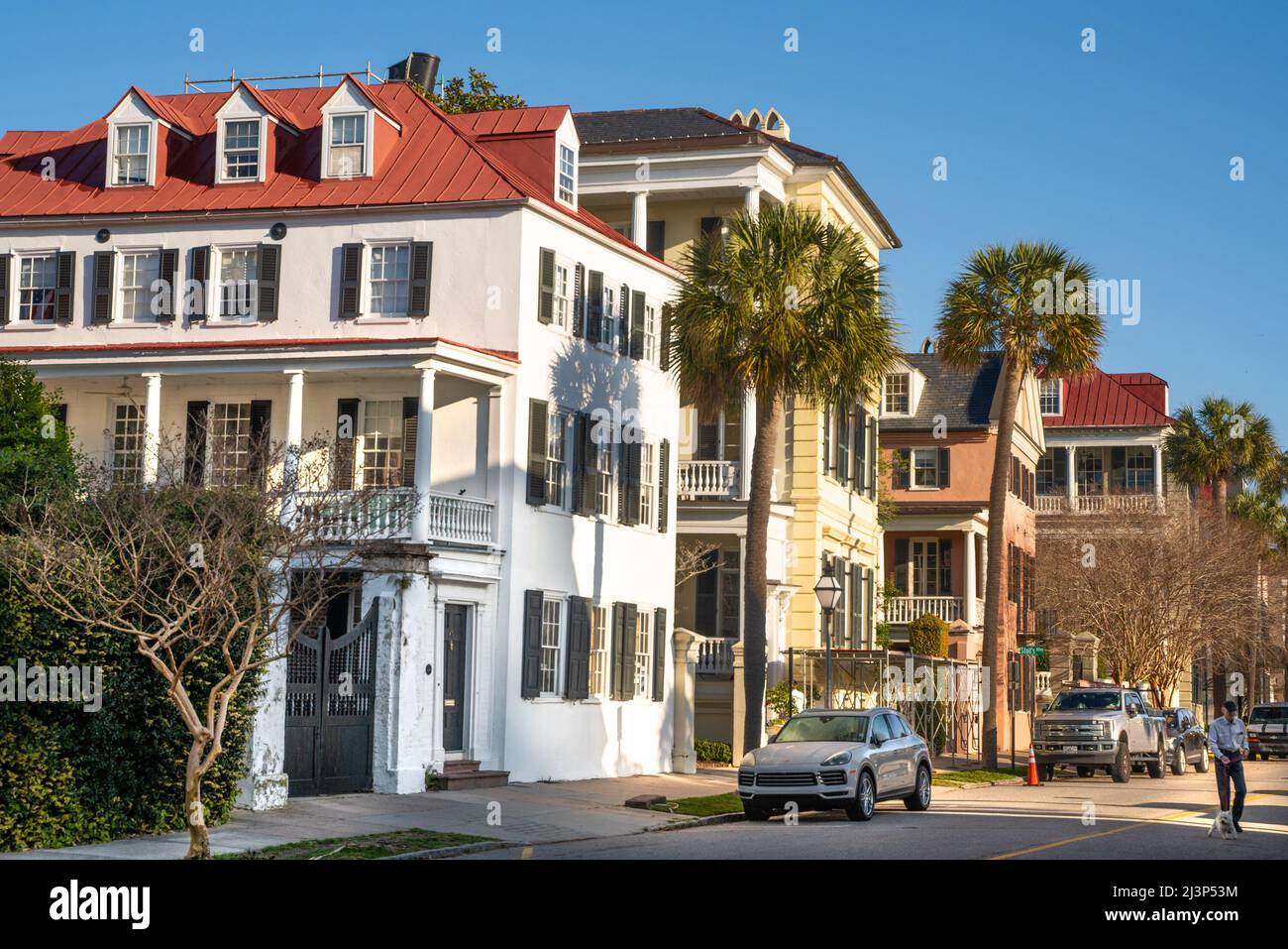 Charleston, South Carolina, USA - 18. März 2022: Straßenszene in der historischen Südstadt Charleston, South Carolina, mit typischen Häusern im Blick Stockfoto