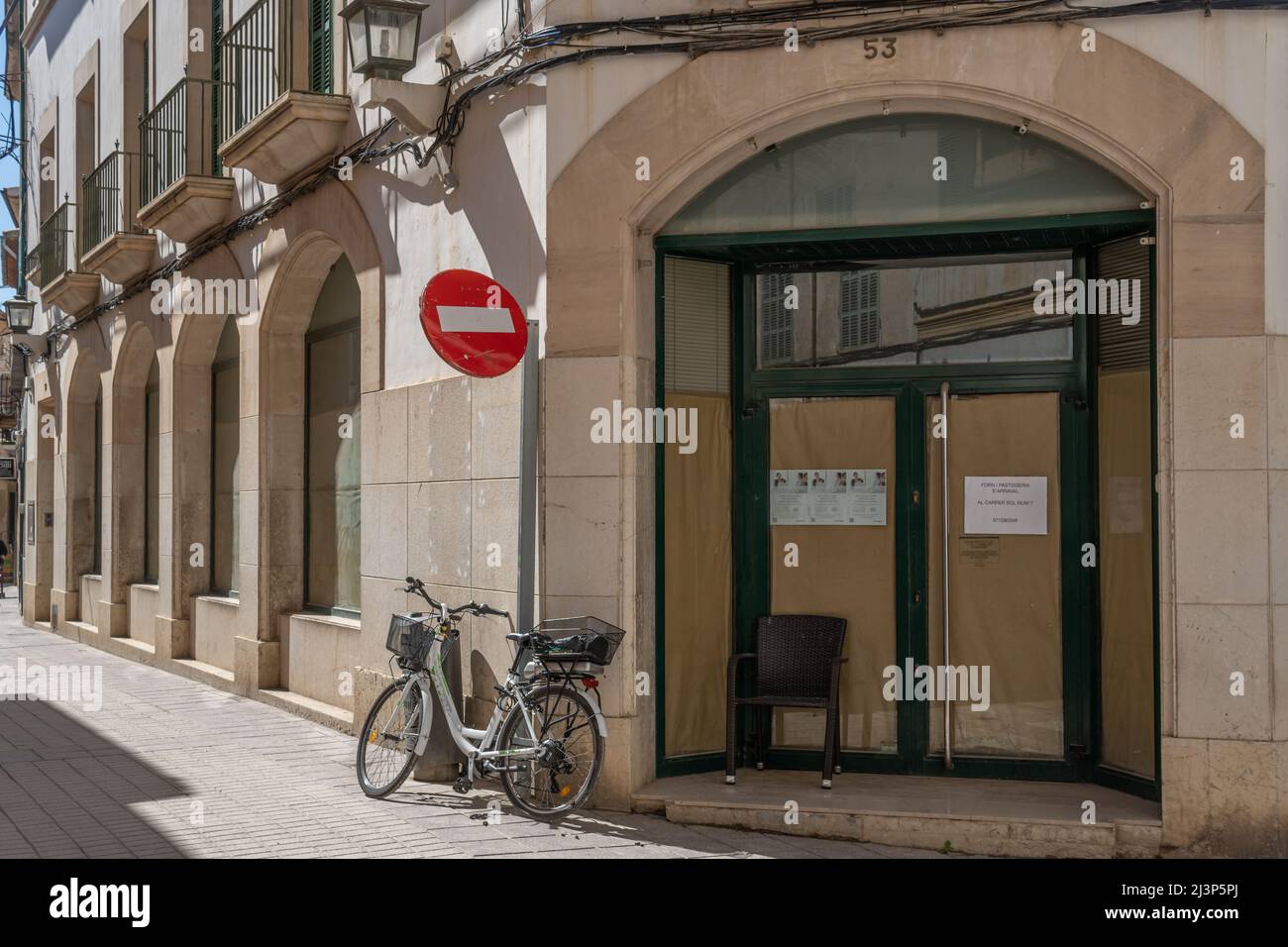 Felanitx, Spanien; 07 2022. april: Das Büro der Bank Banca March ist geschlossen und befindet sich in einem Zustand des Verlassens. Felanitx, Insel Mallorca, Spanien Stockfoto