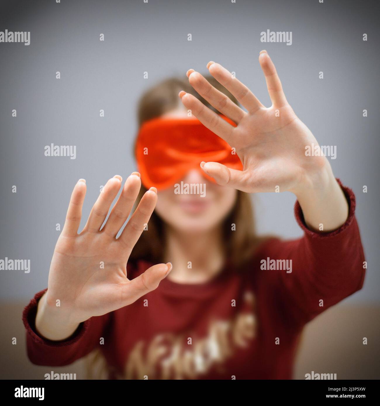 Das Mädchen kommt mit verbundenen Augen blind zur Berührung. Stockfoto